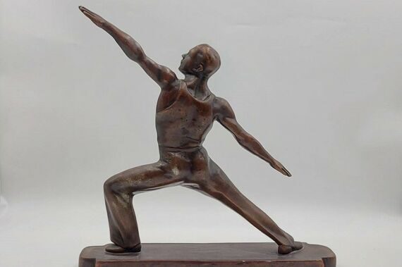 Скульптура "Гимнаст". СССР, 1960-е гг. Скульптура "Гимнаст". СССР, 1960-е гг.